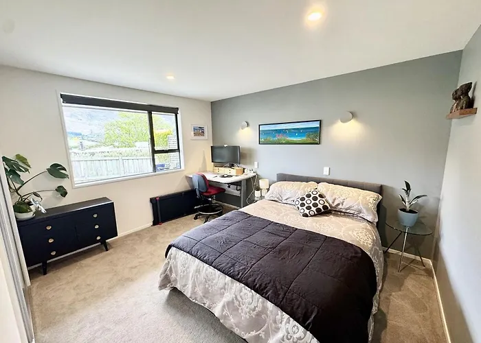 Modern Two-bedroom Unit In The Centre Of *
