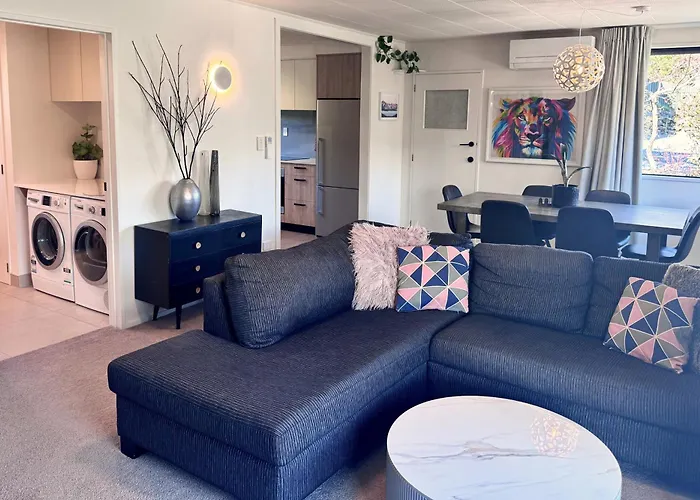公寓 Modern Two-bedroom Unit In The Centre Of *