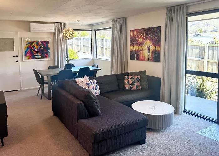 公寓 Modern Two-bedroom Unit In The Centre Of *
