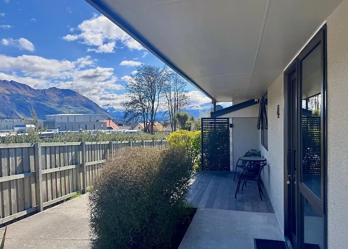 Modern Two-bedroom Unit In The Centre Of *
